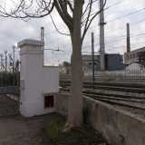 A regnare � il silenzio, interrotto solo dal rumore dei treni che passano da qui, visto che il laboratorio si trova proprio accanto ai binari